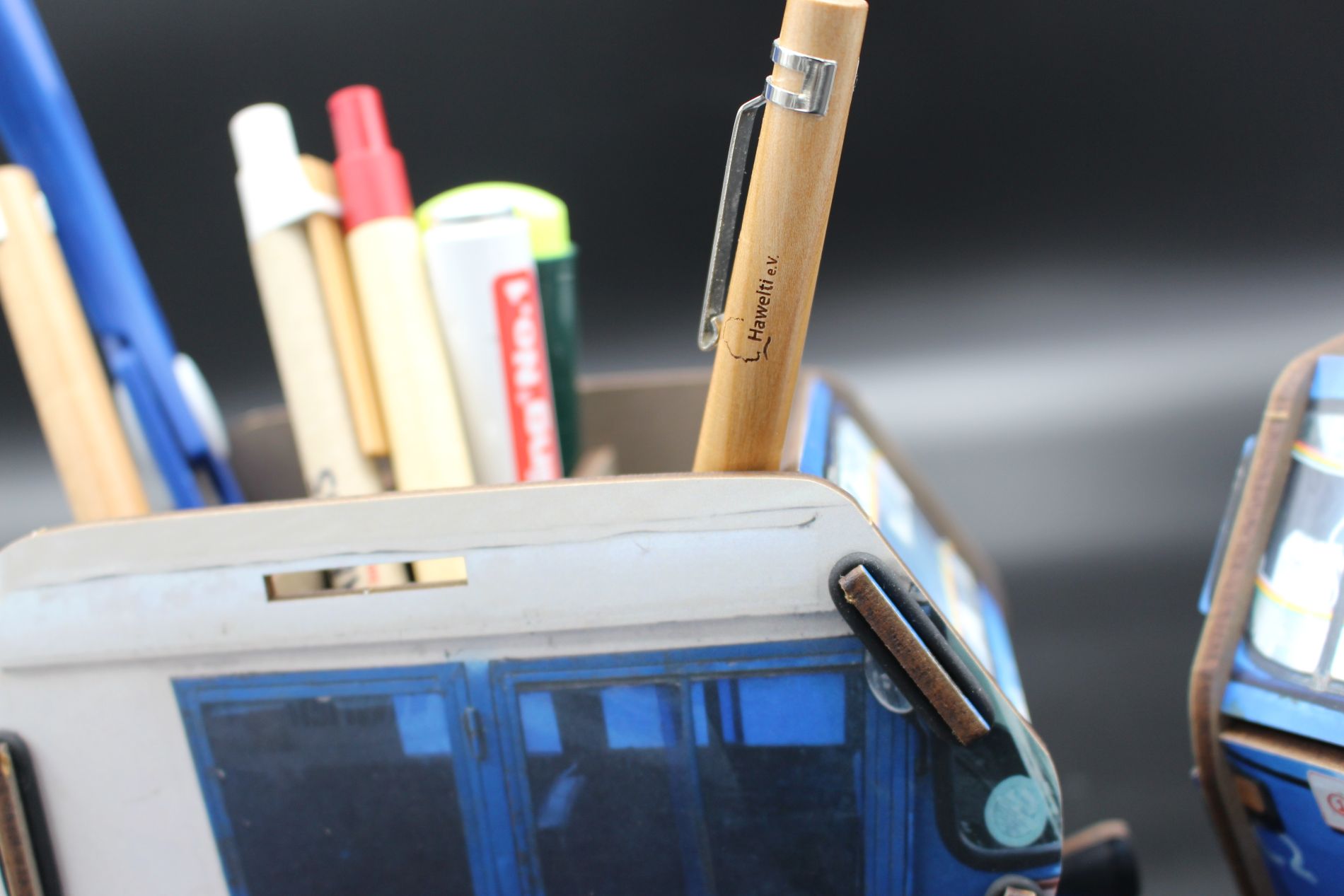 Twinbox „Bajaj“ – Spardose und Stiftehalter in Einem! – Bild 9